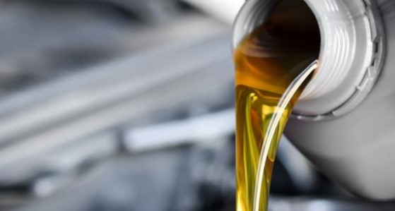 Los diferentes tipos de aceite de motor: ¿Cuál es el adecuado para tu coche?